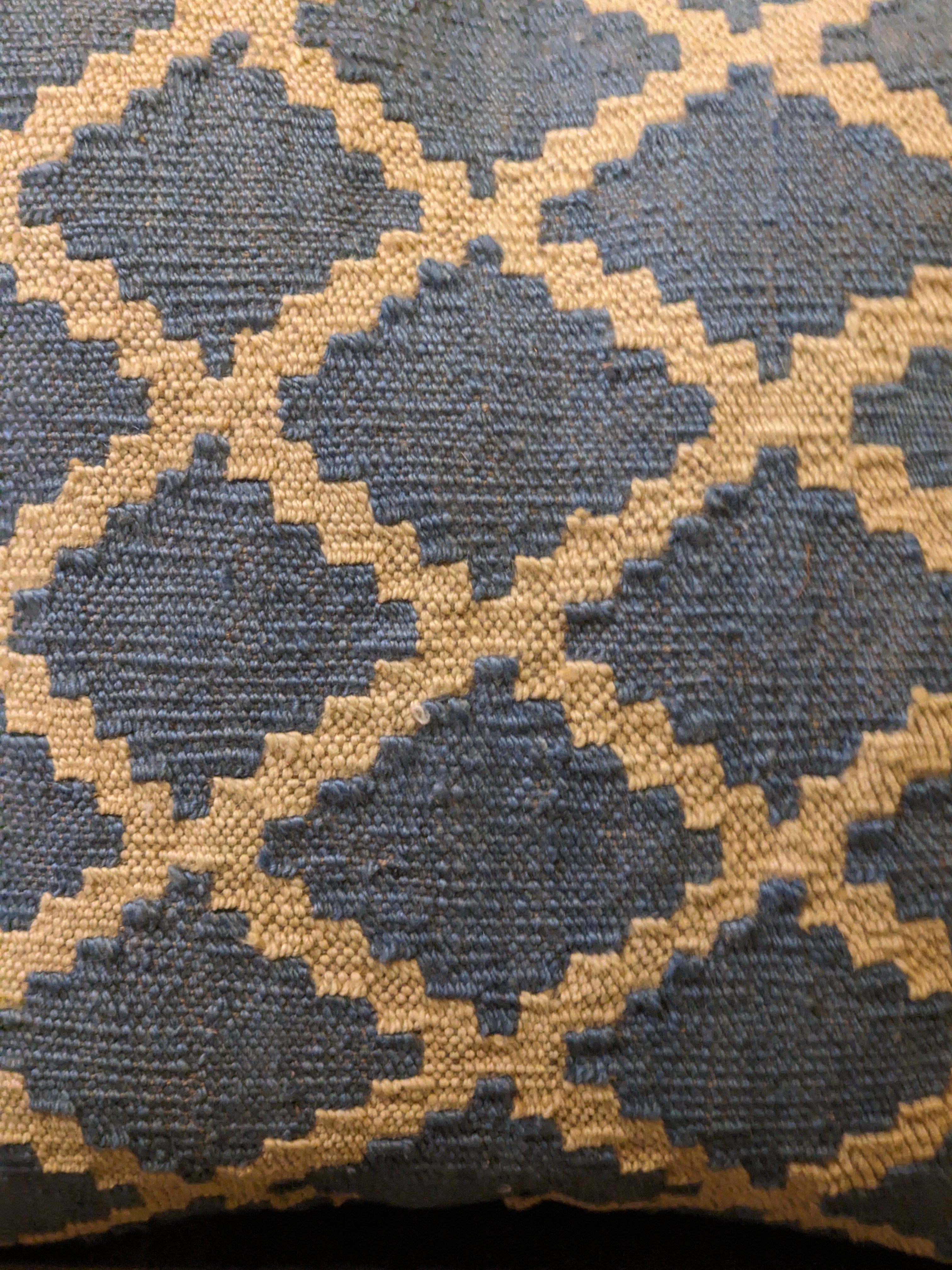 Graphic Pattern With a Refined, Modern Edge 45 x 45 cm